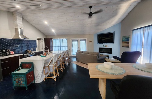 Flour Bluff House | Charming Oso Bay waterfront 3bdrm house WiFi AC Pool near Padre Island Beaches