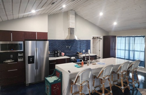 Flour Bluff House | Charming Oso Bay waterfront 3bdrm house WiFi AC Pool near Padre Island Beaches