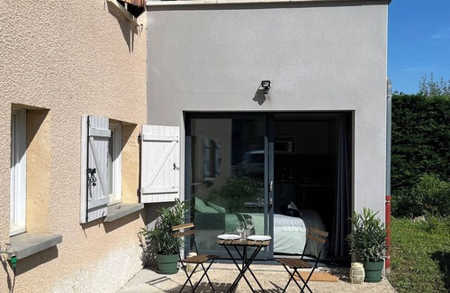 Lentilly Apartment | Charming outbuilding