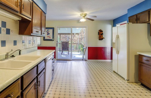 Paris House | Charming Paris Home w/Porch: Hunt + Unwind!