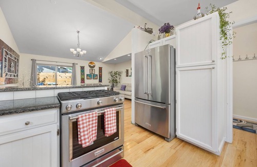 Glenwood Grove - North Iris House | Charming, peaceful and spacious 2-bedroom townhome in beautiful Boulder, AC