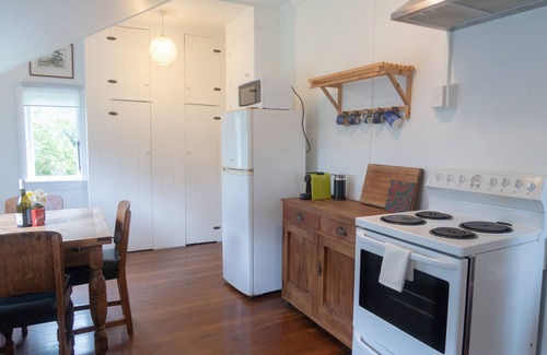 Carterton Cottage | Charming, peaceful country cottage - close to shops etc