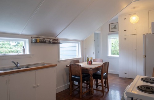 Carterton Cottage | Charming, peaceful country cottage - close to shops etc