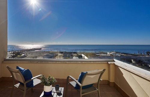 Quartiere XXXIII Lido di Ostia Ponente Apartment | Charming penthouse with an ocean view a few steps from the train and bus station