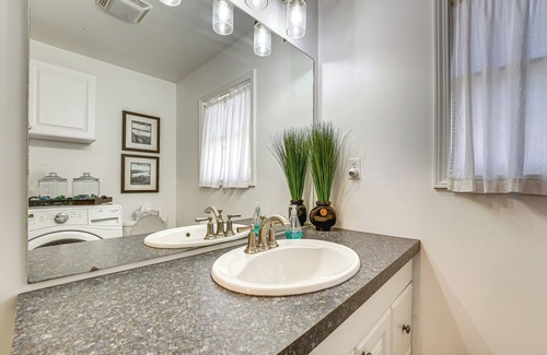 Pentwater House | Charming Pentwater Home < 1 Mi to Lake Michigan!