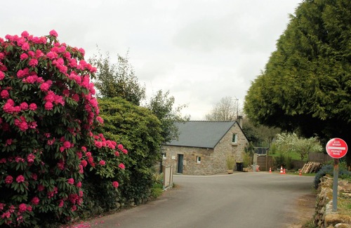 Saint-Evarzec House | Charming penty, 3* gite, enclosed garden with trees