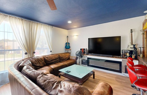 Flower Mound House | Charming pet-friendly home on cul-de-sac with W/D, WiFi, and outdoor pizza oven