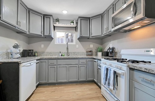 Olivehurst House | Charming pet-friendly 2-bedroom house with WiFi, AC in beautiful Olivehurst