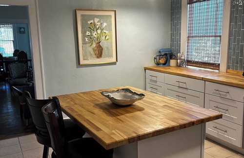 Summerville House | Charming Pet-Friendly Masters Week Cottage