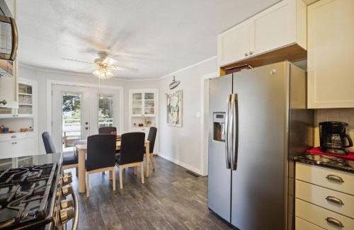 Fort Bragg House | Charming Pet Friendly Coastal Getaway home
