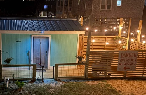 Rodanthe Apartment | Charming pet friendly studio 350 feet away from the Rodanthe Pier and the beach.