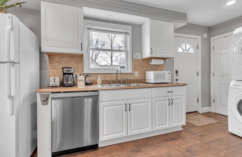 Royal Oak House | Charming! Pet Friendly/Royal Oak/Detroit/Zoo