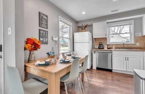 Royal Oak House | Charming! Pet Friendly/Royal Oak/Detroit/Zoo