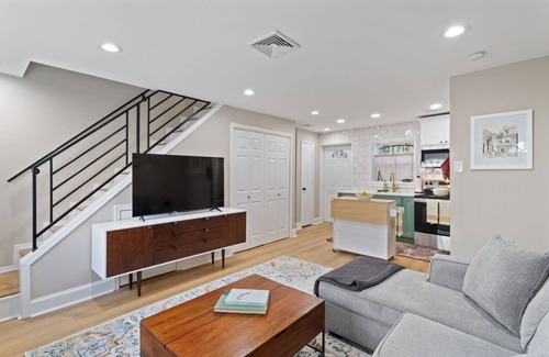 Queen Village Cottage | Charming Philly Cottage w/Parking on Quiet Street Near City Hotspots