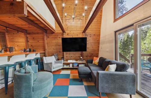 Strawberry House | Charming Pinecrest Cabin with Private Deck