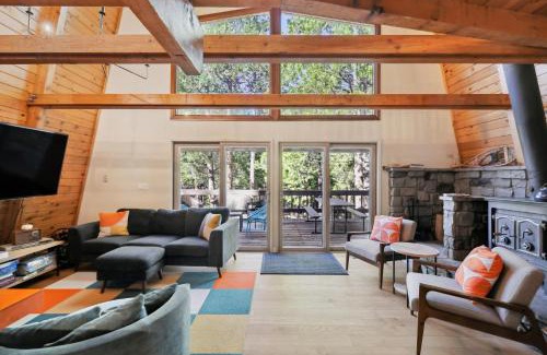 Strawberry House | Charming Pinecrest Cabin with Private Deck