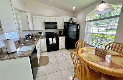West Kissimmee House | Charming Pool House, 10-15min to Disney, 2BR/2BA.