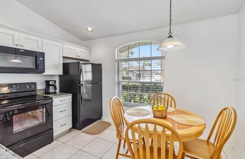 West Kissimmee House | Charming Pool House, 10-15min to Disney, 2BR/2BA.