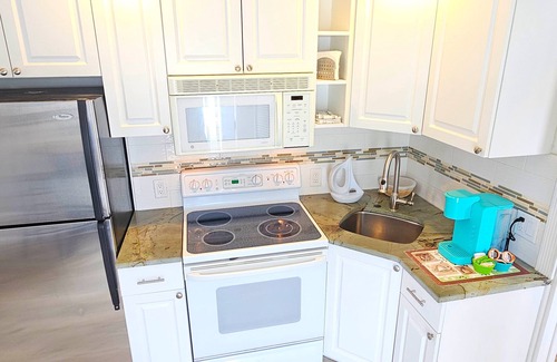 Florida North Atlantic Coast House | Charming PRIVATE Suite HEATED Pool. Full Kitchen & Bath. 5min:Beach,Stadium,PGA