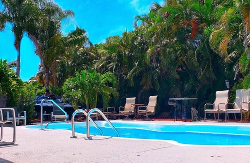 Florida North Atlantic Coast House | Charming PRIVATE Suite HEATED Pool. Full Kitchen & Bath. 5min:Beach,Stadium,PGA