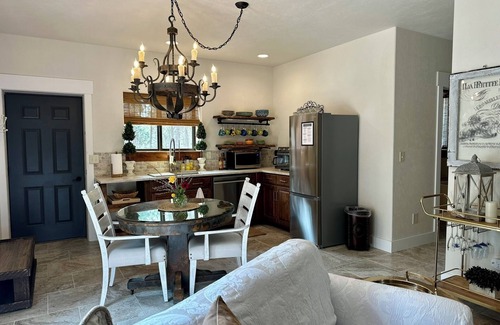 Stevensville Cottage | Charming private 1bdrm New pet friendly Cottage nestled in Stevensville/5 acres
