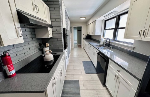 Avery Creek House | Charming private 2-bedroom house in South Asheville - pet-friendly