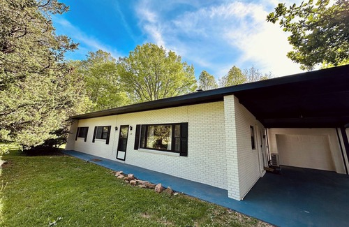 Avery Creek House | Charming private 2-bedroom house in South Asheville - pet-friendly