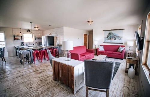 Sand Creek House | Charming & Private 5 BR Country Getaway