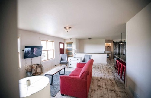 Sand Creek House | Charming & Private 6 BR Country Getaway