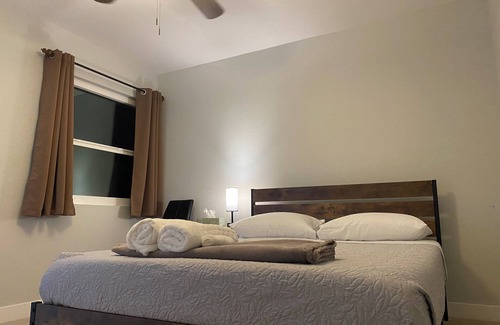 Los Angeles House | Charming private bedroom only/shared bathroom in LA