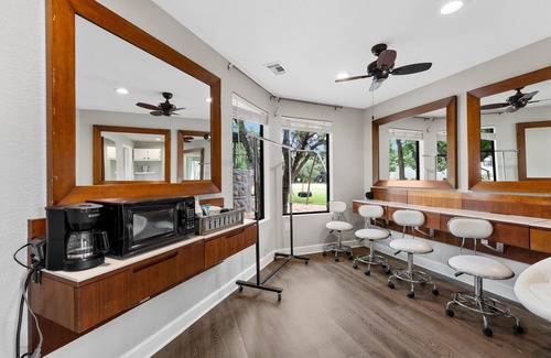 Crawford House | Charming Private Bungalow on Country Retreat 20 minutes from Downtown Waco!