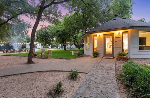 Crawford House | Charming Private Bungalow on Country Retreat 20 minutes from Downtown Waco!