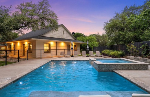 Crawford House | Charming Private Bungalow on Country Retreat 20 minutes from Downtown Waco!