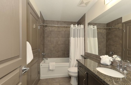 South Pandosy Condo | Charming Private Condo, Near Beach At Family Friendly Playa del Sol Resort