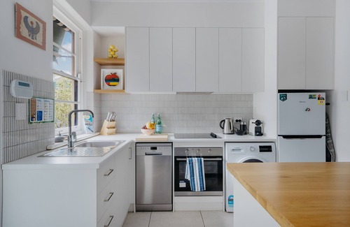 Erindale House | Charming Private Guest House with Pool & Parkingn