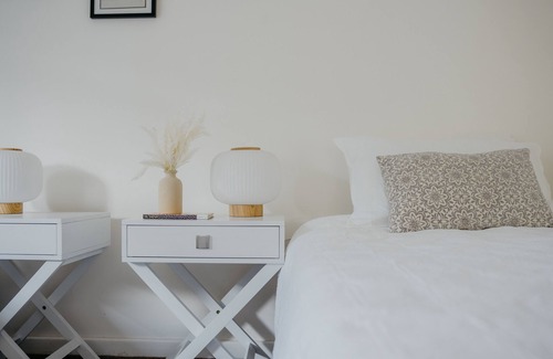 Erindale House | Charming Private Guest House with Pool & Parkingn