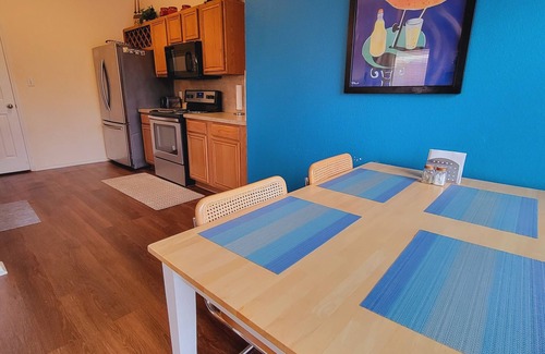 Denton Bed & Breakfast | Charming Private Master bedroom with Jacuzzi in Pleasant Denton