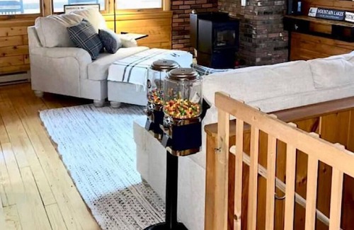 Woodsville Cabin | Charming Private Mountain Lakes Getaway