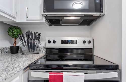 Brookhaven House | Charming Private Oasis - close to airport, mall, and downtown.