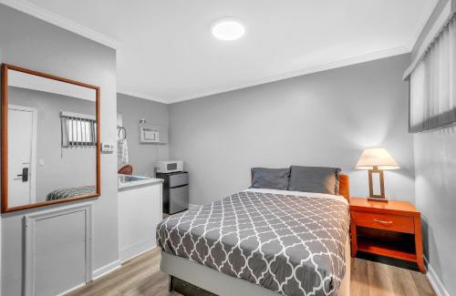 Riverview Apartment | Charming Private Room in Browntown for 2 Detroit