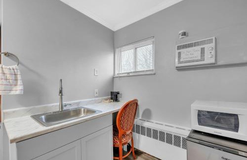Riverview Apartment | Charming Private Room in Browntown for 2 Detroit