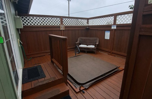 Humboldt Hill Apartment | Charming Private Studio with hot tub.