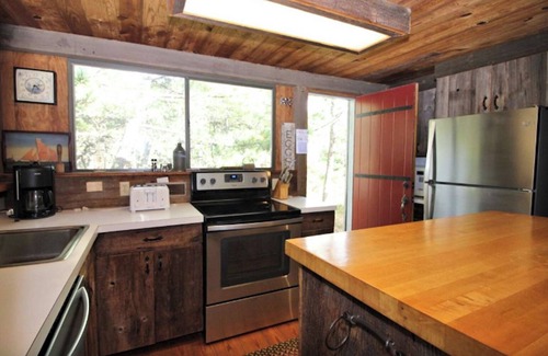 Indian Neck Heights House | Charming Private Wellfleet Vacation House Walk to Beach