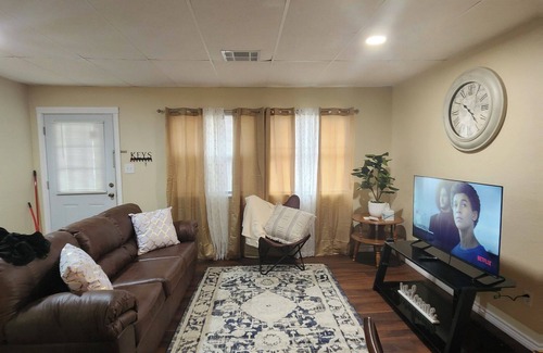 Wichita Falls House | Charming Purple door 3-bedroom house with AC and WiFi in fabulous Wichita Falls
