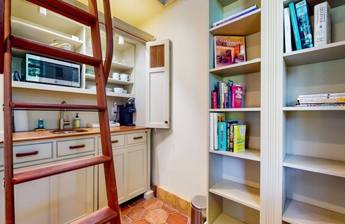 Queen Anne Apartment | Charming Queen Anne Studio w/Serene Garden, 1 Block to Kerry Park