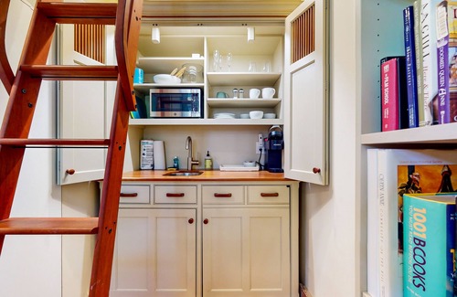 Queen Anne Apartment | Charming Queen Anne Studio w/Serene Garden, 1 Block to Kerry Park