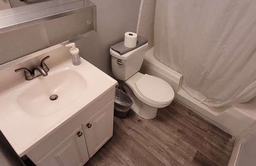 Pico - Robertson Apartment | Charming Queen Bed Unit in Beverly Hills with AC + WiFi