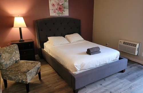 Pico - Robertson Apartment | Charming Queen Bed Unit in Beverly Hills with AC + WiFi