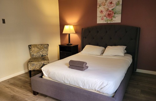 Pico - Robertson Apartment | Charming Queen Bed Unit in Beverly Hills with AC + WiFi