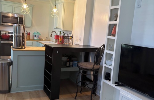 Colonial Oaks House | Charming Quiet 1-bedroom 1 bath ADU with AC, WiFi in Savannah